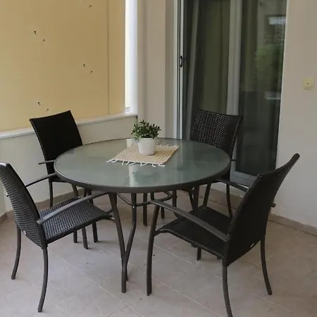 Thea Apartment *